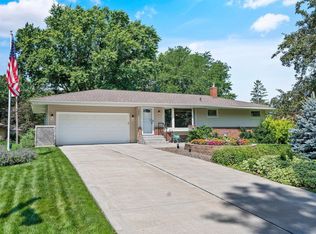 2825 Woodbridge St, Roseville, MN 55113