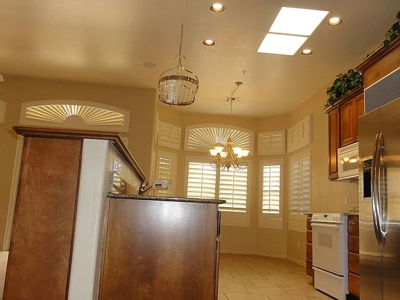 Ktn w/Skylight & Bay Window