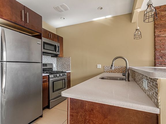 3rd image of 637 Halsey St APT 3