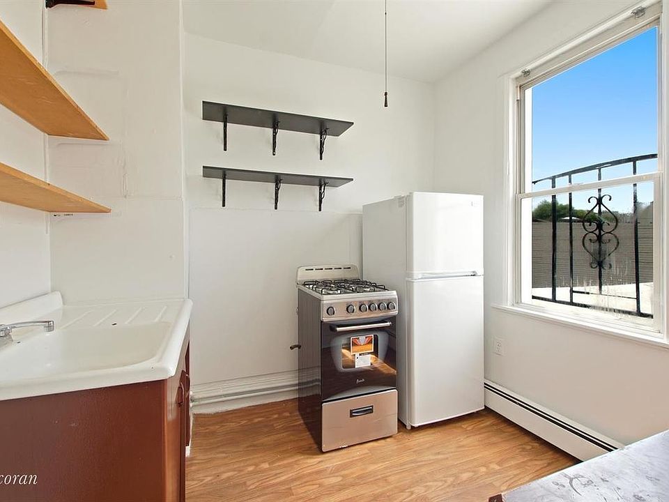 2nd image of 172 Ainslie St #3