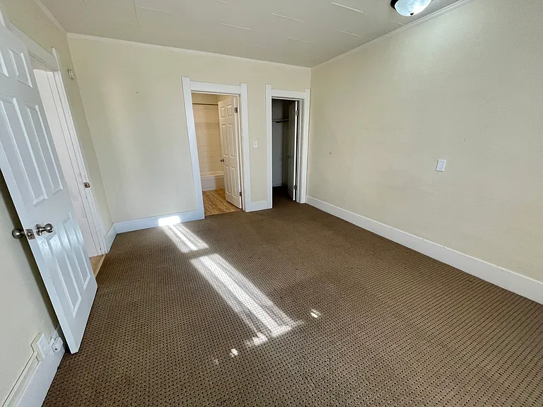 900 N Park St #3 — Photo 9