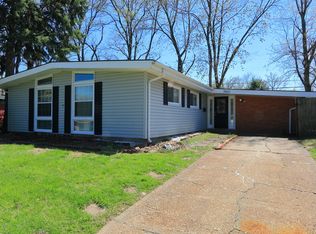2860 Holiday Hill Dr, Florissant, MO 63033