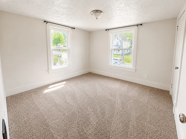 180 Marion St — Photo 11