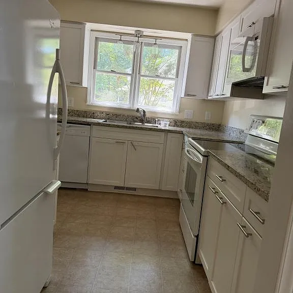 1611 Roanoke St — Photo 11