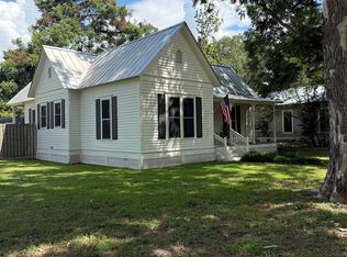 408 Short St, Smithville, TX 78957