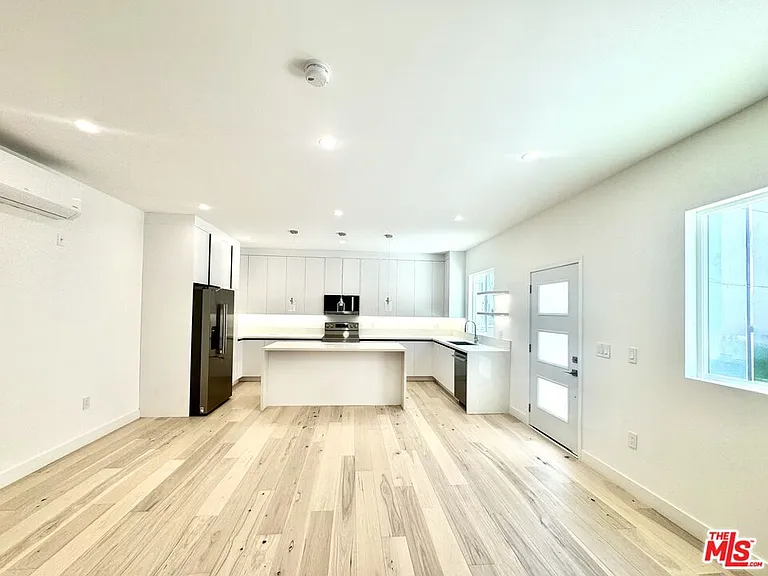 418 N Orange Grove Ave — Photo 5