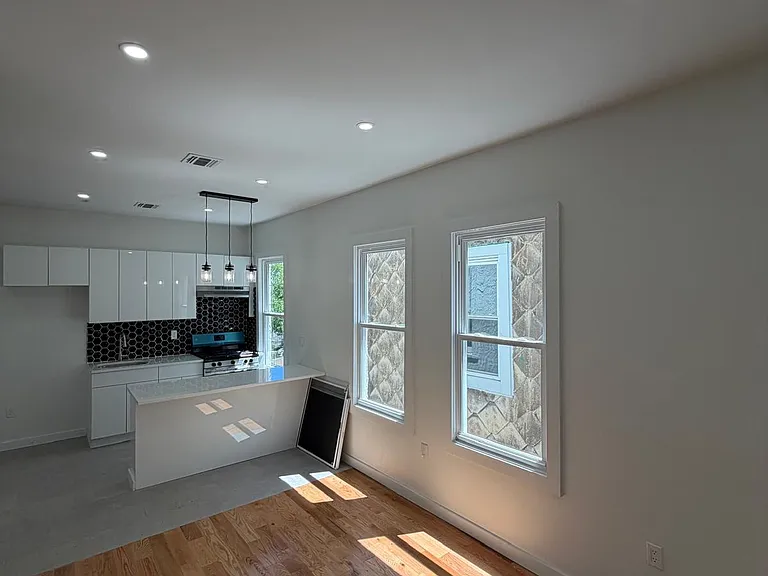 181 Woodside Ave #2F — Photo 5
