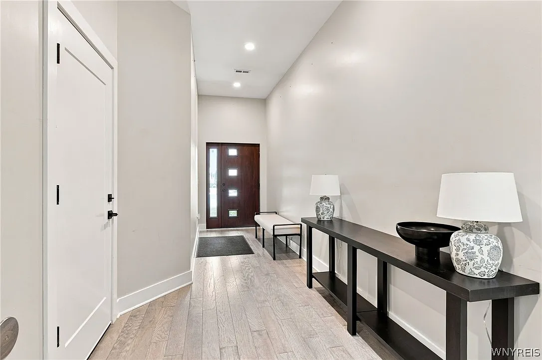 3 bed, 2.5 bath, 2679 sqft, $8,000 — Photo 3