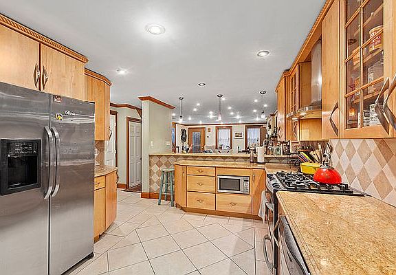 4th image of 282 Macon St Floor 1