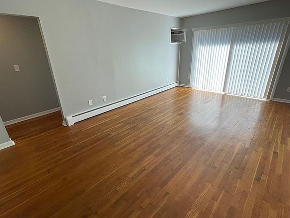 5th image of 2208 Jefferson Ave APT 17