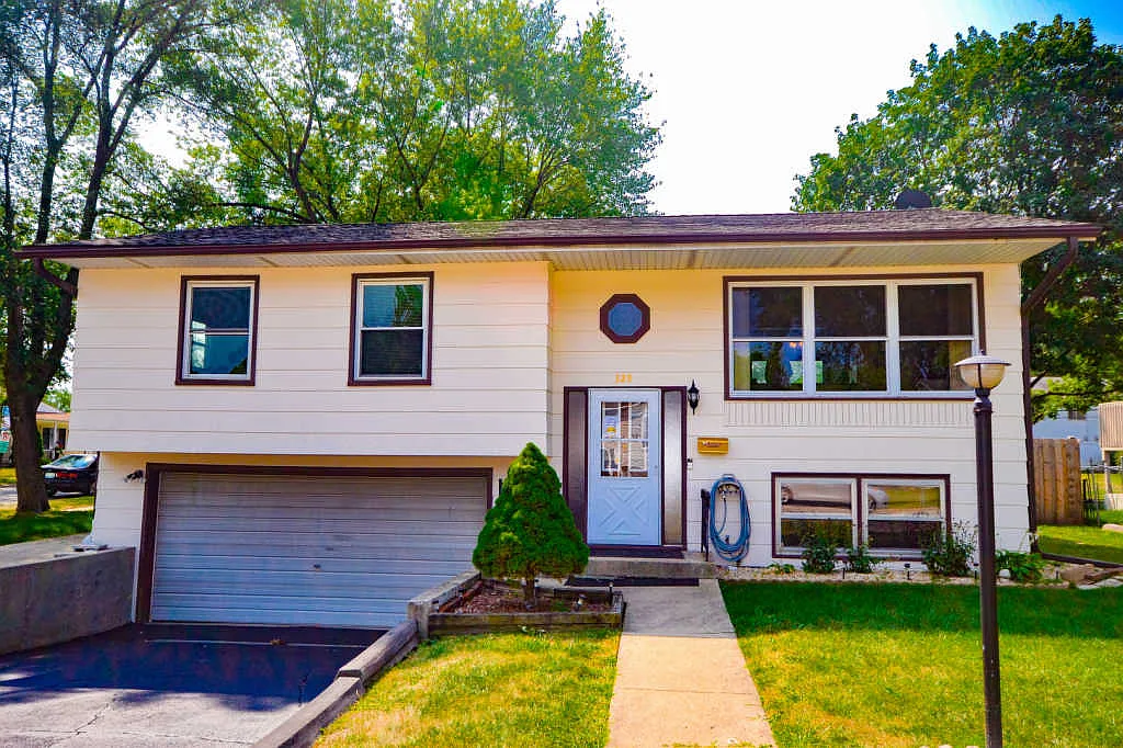 329 Marilyn Ave photo 1