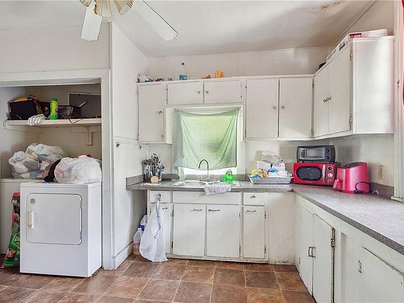 5th image of 1418 De Armas St