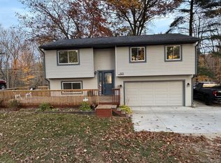 11255 McGregor Rd, Pinckney, MI 48169