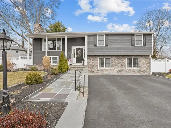 136 Honeysuckle Rd, Warwick, RI 02888