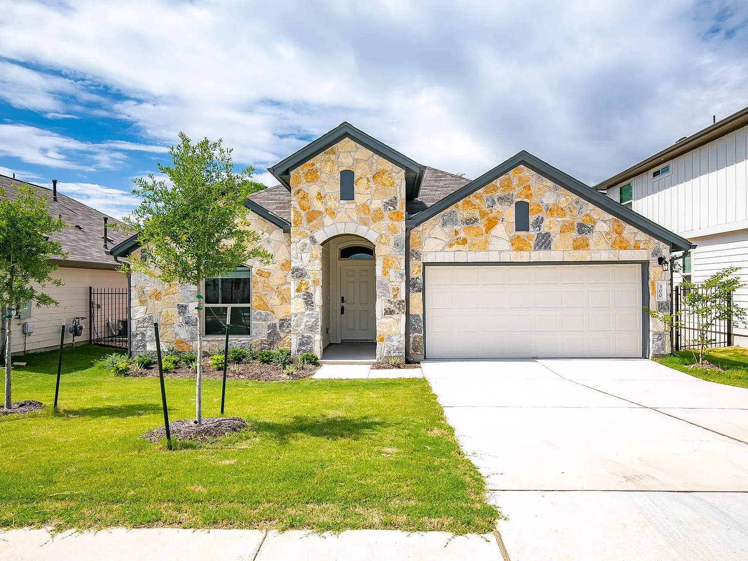 5 bed, 2200 sqft, $2,400 — Photo 1