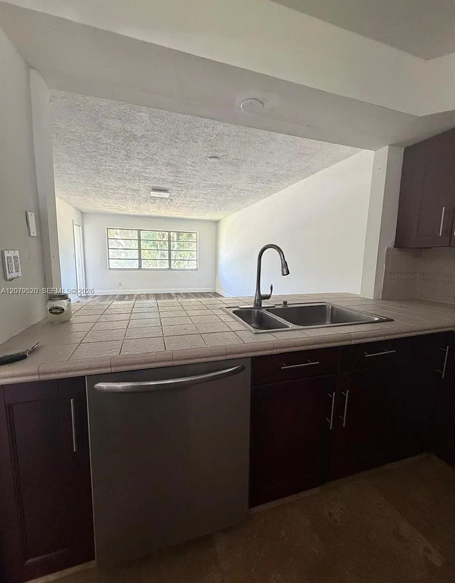 Fourth Horizons Condo — Photo 3