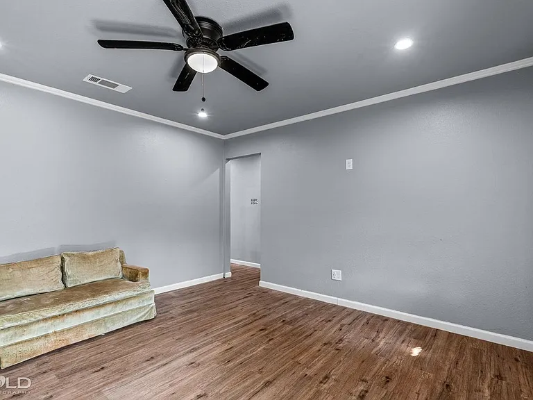 9419 Normandie Dr — Photo 10