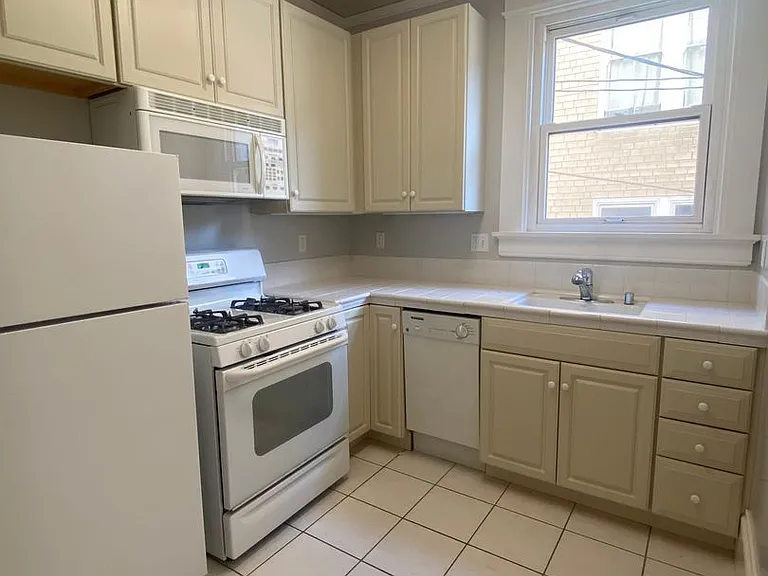 Union-Hyde Apts — Photo 3