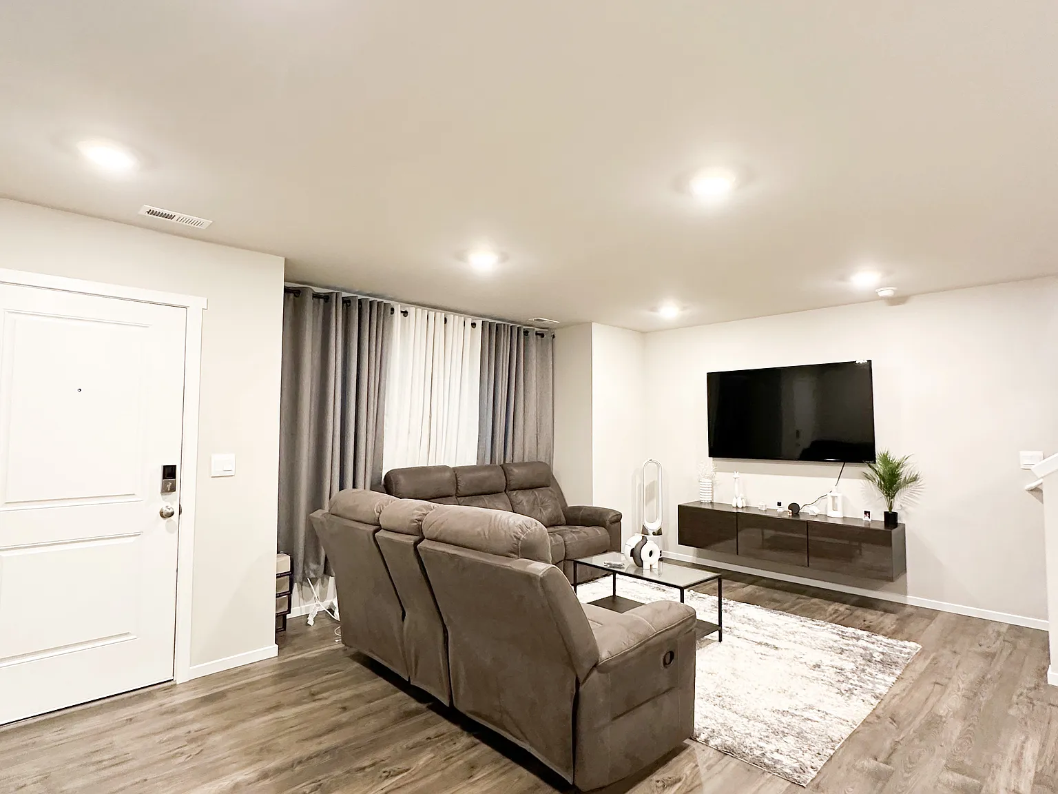 3 bed, 1403 sqft, $2,799 — Photo 4