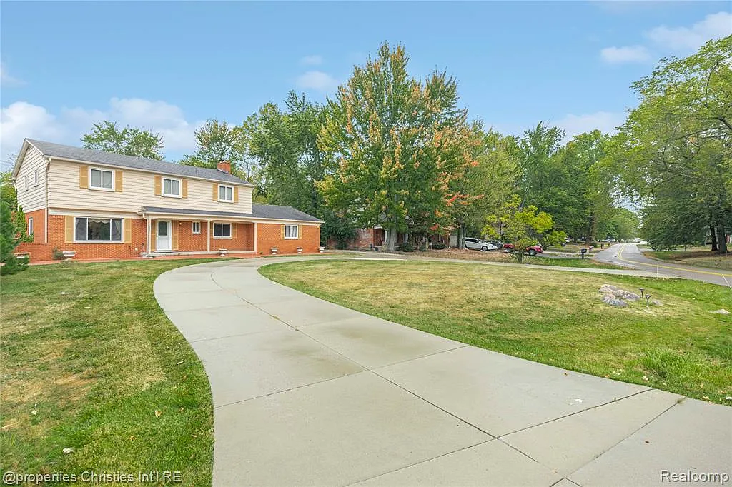 4 bed, 2.5 bath, 4188 sqft, $3,700 — Photo 3