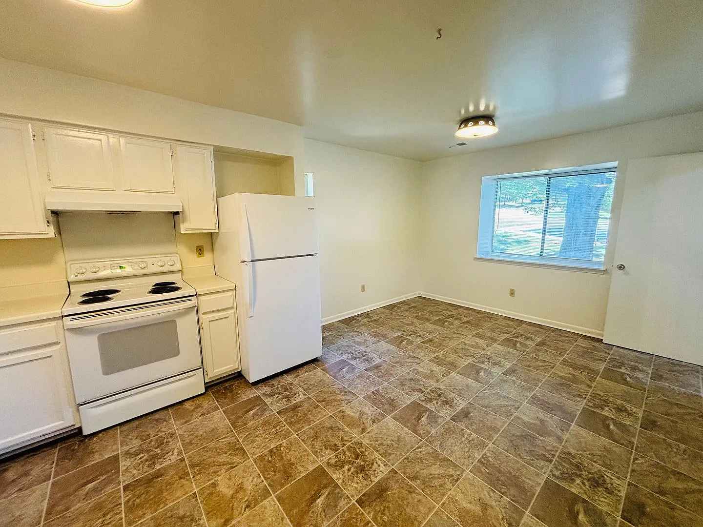 3 Bedroom 2 Bath Townhouse — Photo 4