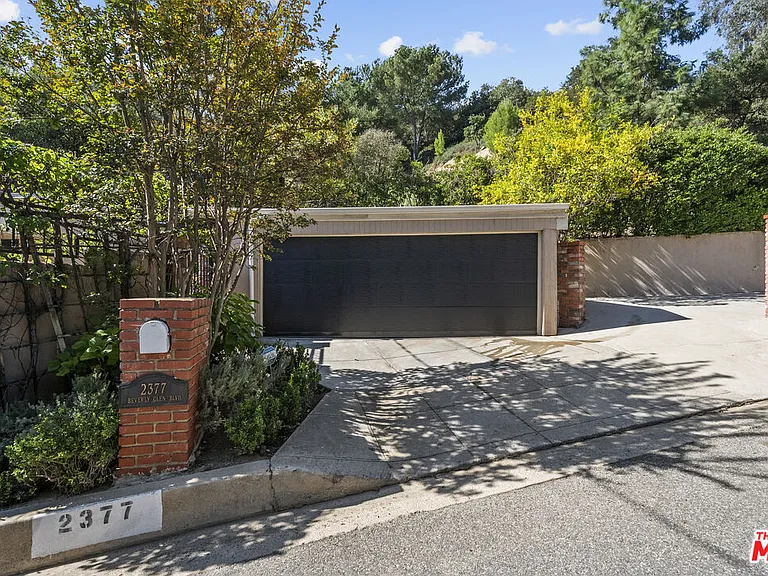 2377 N Beverly Glen Blvd — Photo 24