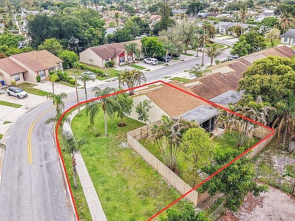 4th image of 215 Palmetto Court