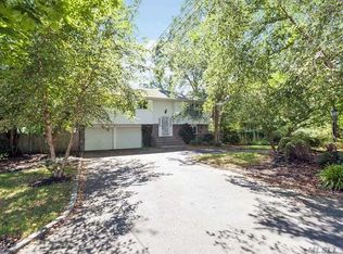 20 Beverly Rd, Oakdale, NY 11769