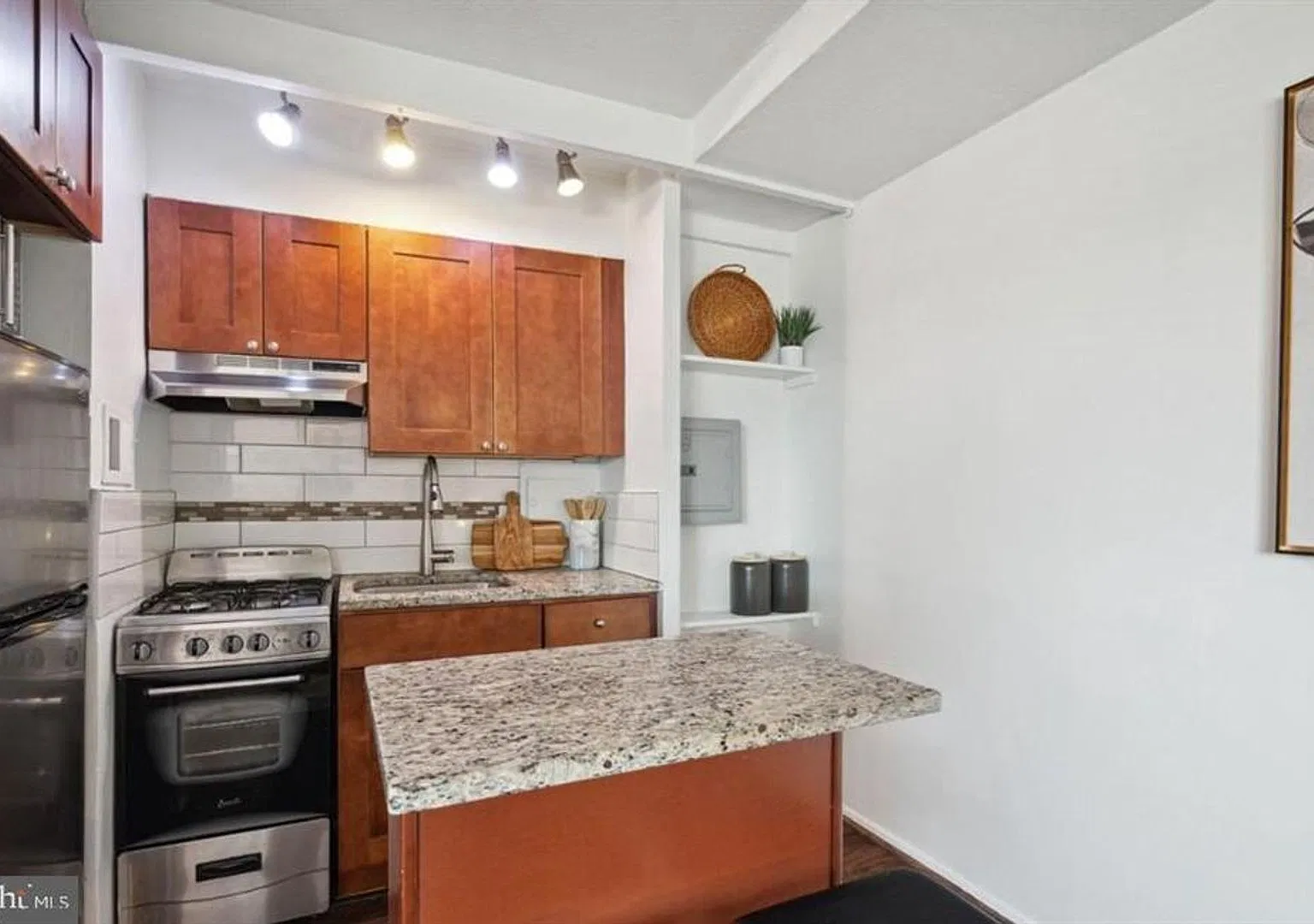 Beautiful studio apartment available at Riverwest condominium 2101 Chestnut St — Photo 2
