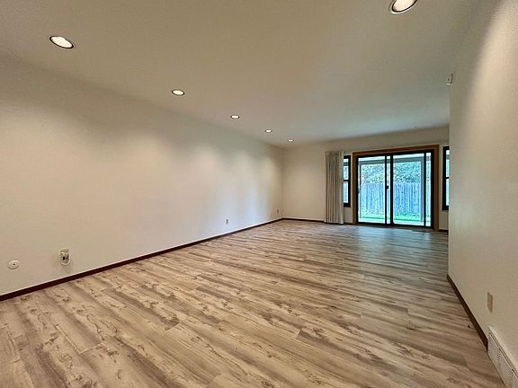 5th image of 957 Roxwood Ln APT C