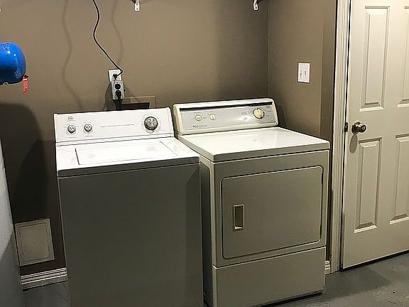 Washer/dryer and outside ent