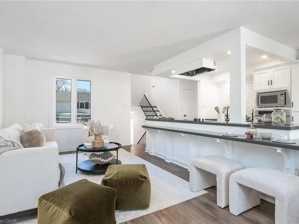 397 Keats Way #4, Waterloo, ON N2L 5S7