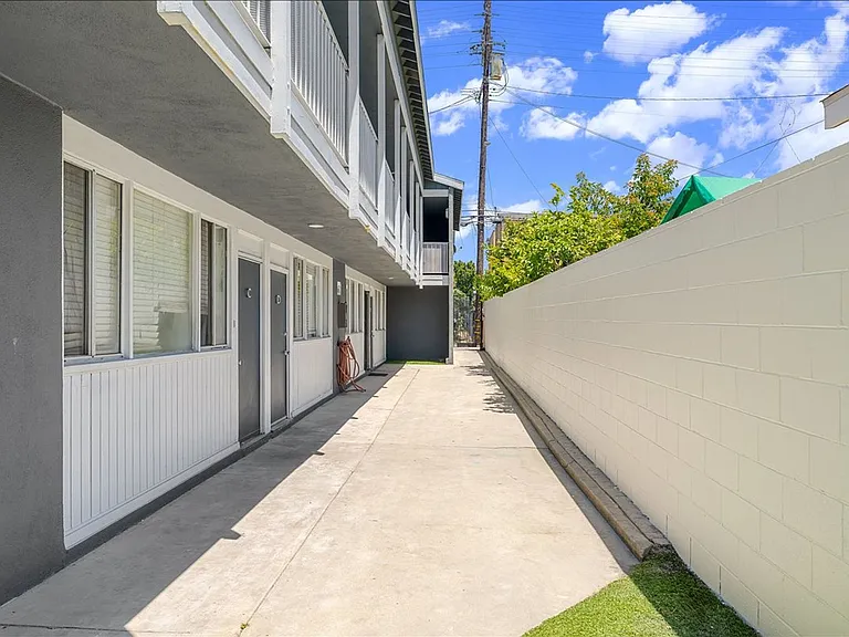 1626 Pine Ave #J — Photo 13