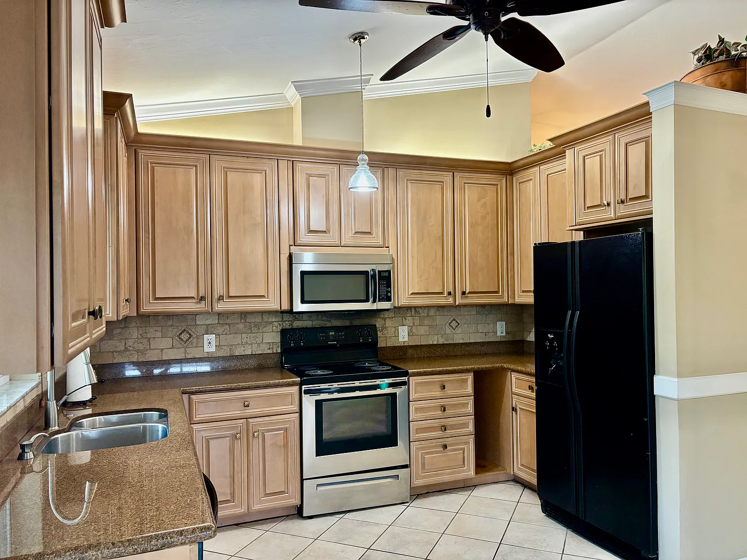3 bed, 1450 sqft, $3,650 — Photo 2