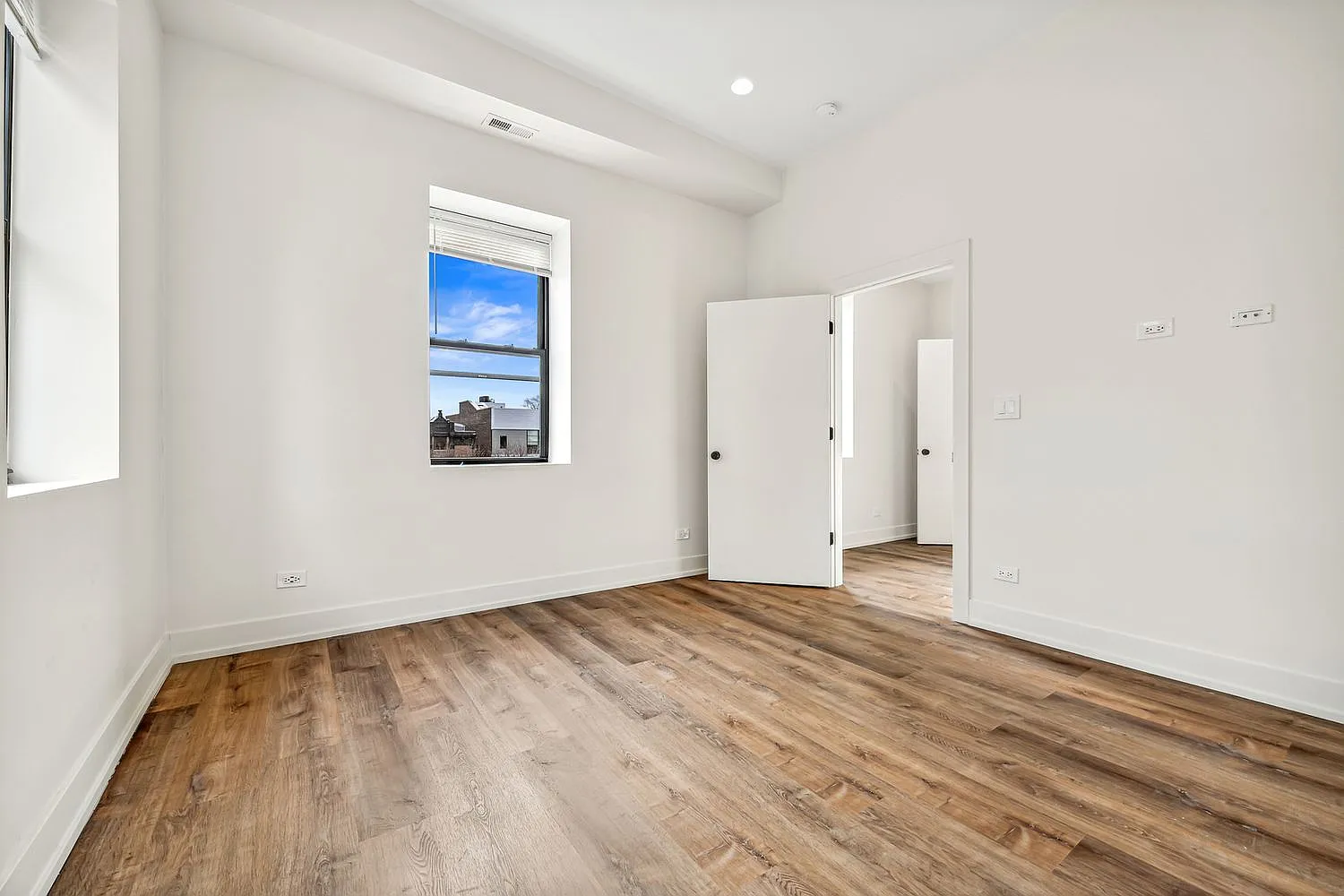 2 bed, 900 sqft, $2,999 — Photo 3