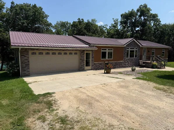 841 Chestnut Rd, Waterville, IA 52170