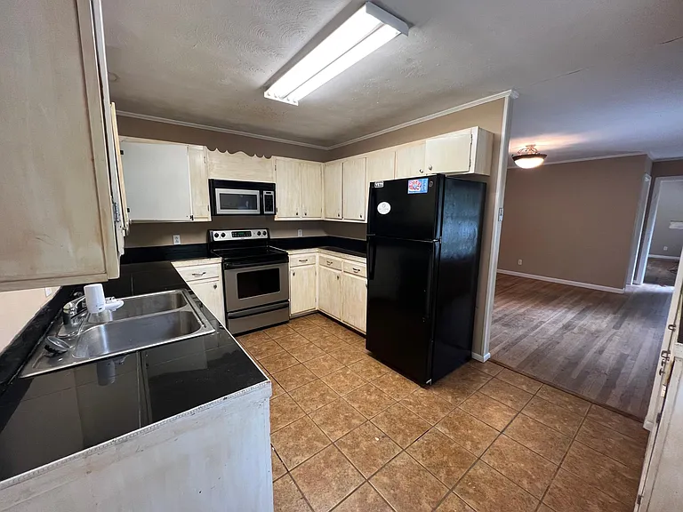 202 Warren St — Photo 5