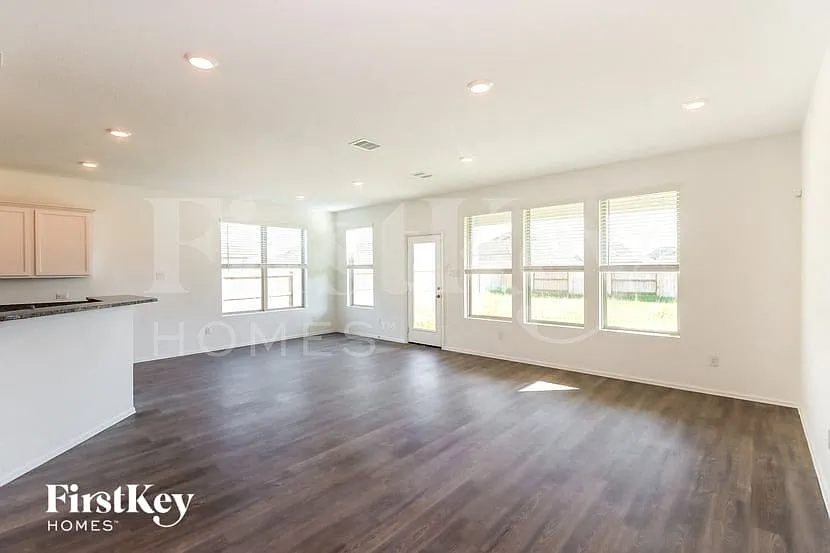 5 bed, 3.5 bath, 2721 sqft, $3,075 — Photo 3