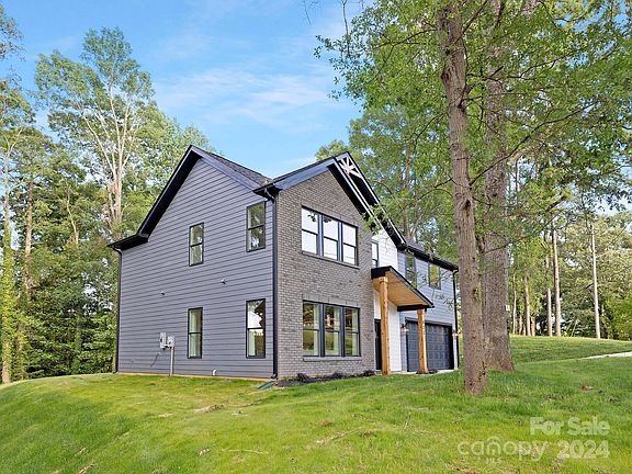 3rd image of 822 Paramount Cir