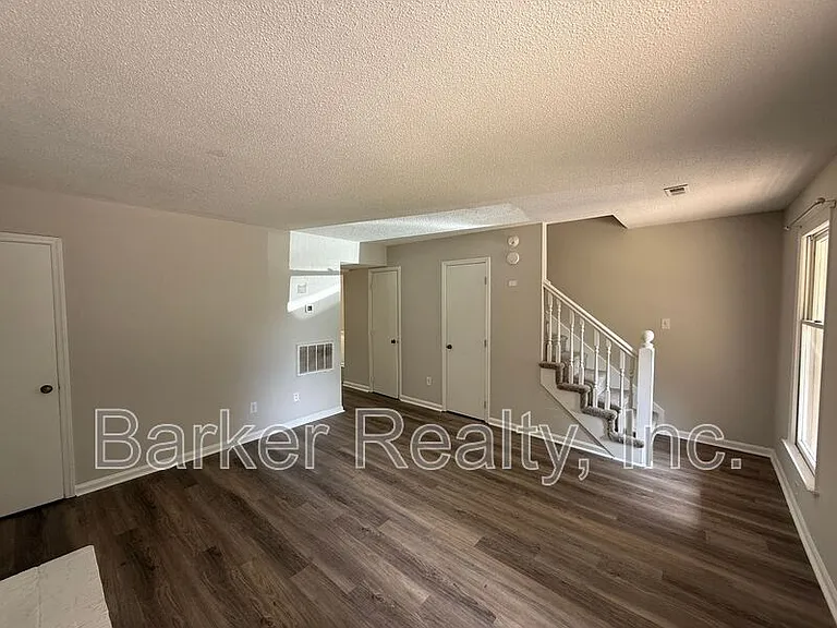 101 Greengate Ct — Photo 2