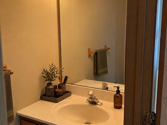 5th image of 1555 Windridge Pl #B