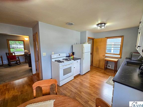 4th image of 1010 S Washington St