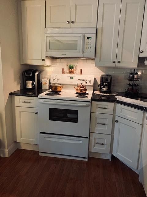 2nd image of 318 Main St #Upstairs