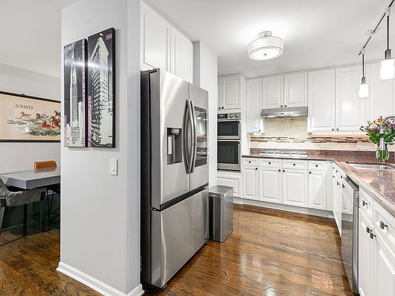 5th image of 1515 S Prairie Ave Unit 811