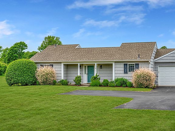 2nd image of 20 Saint Andrews Cir