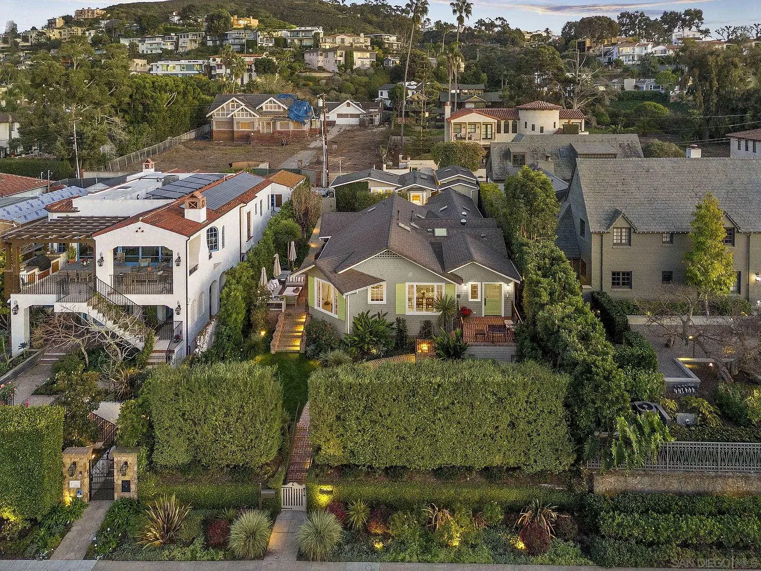 4 bed, 4.5 bath, 2710 sqft, $20,000 — Photo 3
