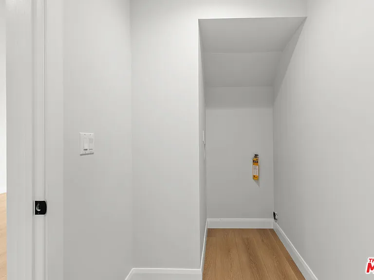 6932 Babcock Ave — Photo 10