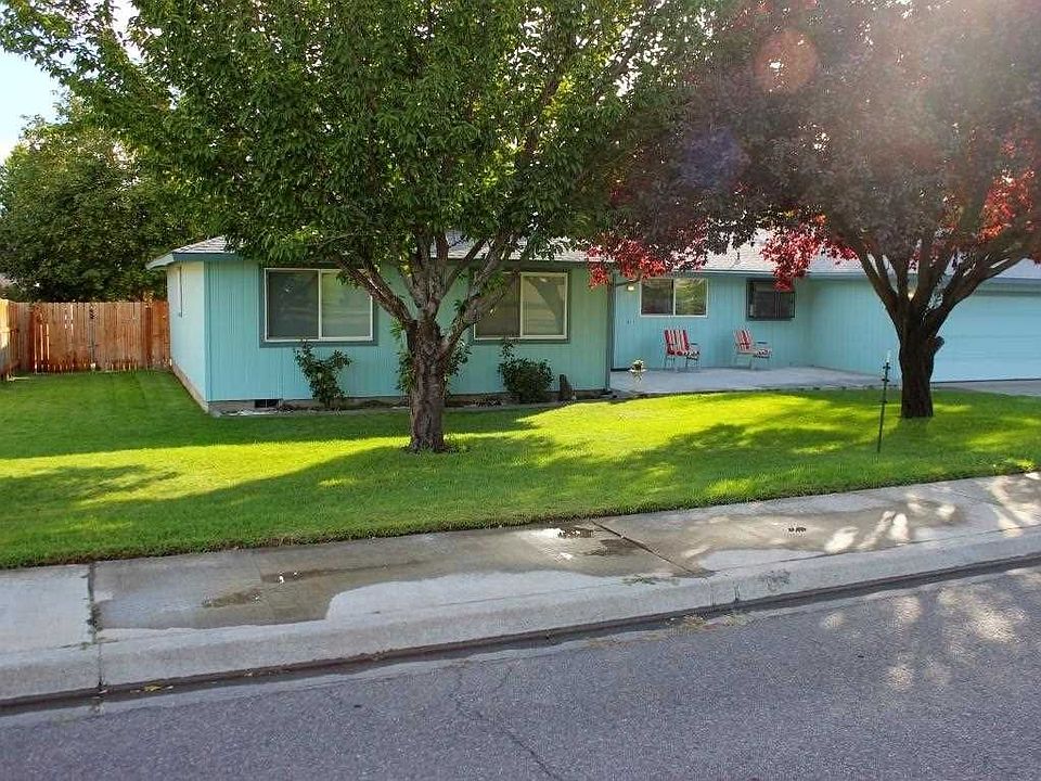 2nd image of 1020 W 16th Pl