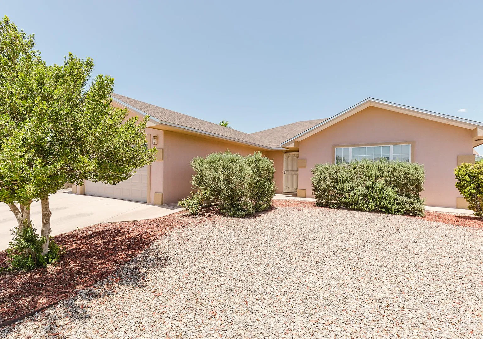 Spacious 4 Bedroom 2 Bath Home near Shopping — Photo 1