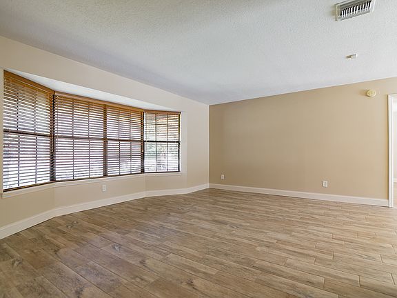 4th image of 204 Shady Oaks Cir